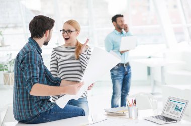 Genç takım birlikte ofisinde çalışan mimarlar