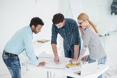 modern ofis planları tartışırken Mimarlar grubu