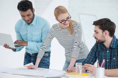 modern ofis planları tartışırken Mimarlar grubu