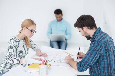 Ofiste Genç Mimarlar grubu