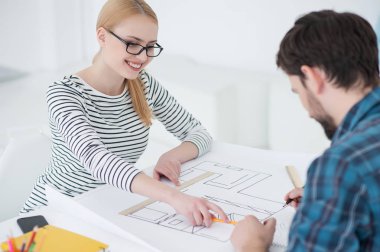 Ofiste birlikte çalışan iki mimar.