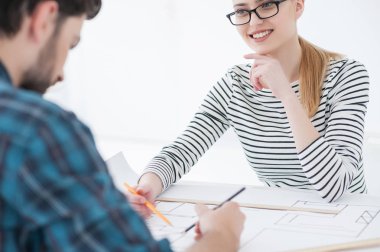 Ofiste birlikte çalışan iki mimar.