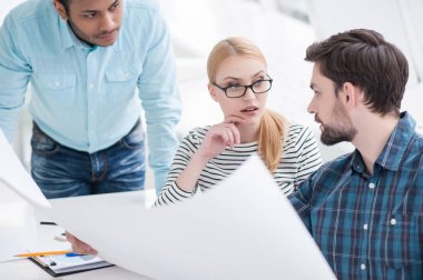 Genç grup iş planları tartışırken mimarlar