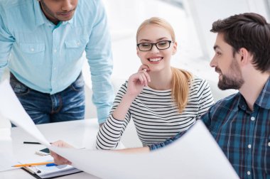 Genç grup iş planları tartışırken mimarlar