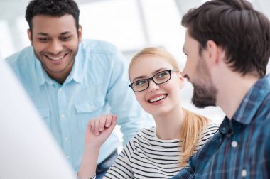 Genç grup iş planları tartışırken mimarlar