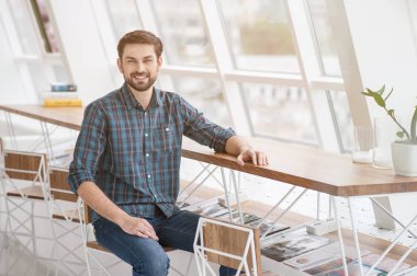 Yakışıklı genç işadamı ofiste çekim