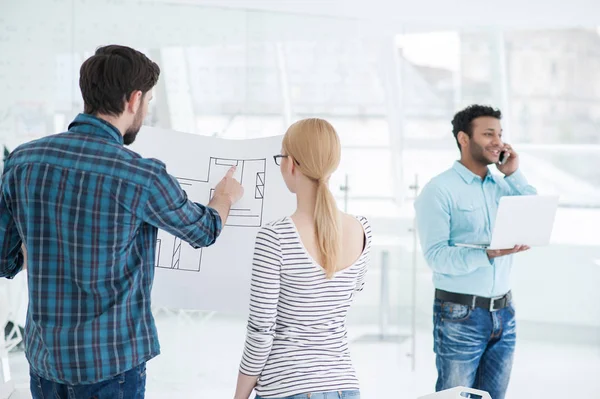 Joven equipo de arquitectos trabajando juntos en la oficina — Foto de Stock