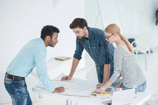 Grupp arkitekter diskuterar planer på moderna kontor — Stockfoto