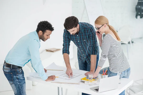 Grupp arkitekter diskuterar planer på moderna kontor — Stockfoto
