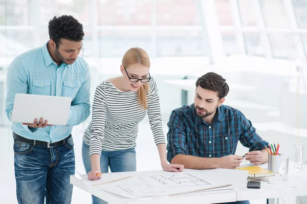 Grupp arkitekter diskuterar planer på moderna kontor — Stockfoto