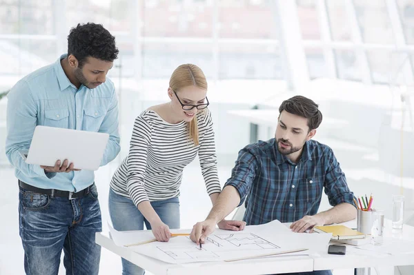 Grupo de Arquitectos discutiendo planes en oficina moderna — Foto de Stock