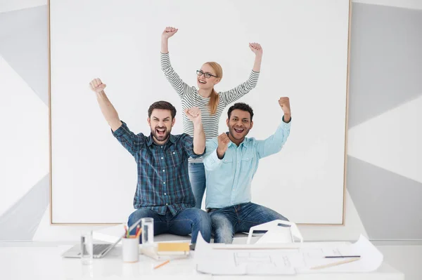 Équipe de collègues créatifs dans le bureau moderne — Photo