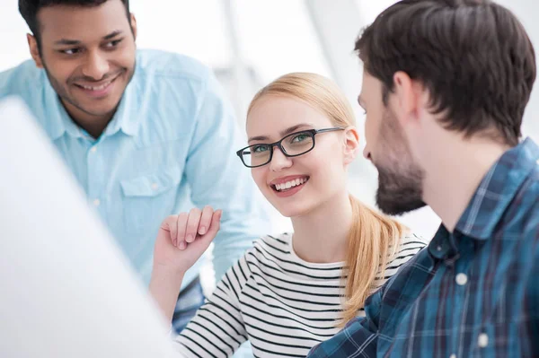 Genç grup iş planları tartışırken mimarlar