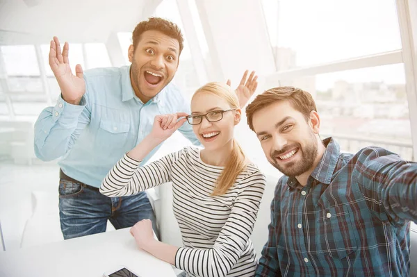 Grupo de fotos de colegas divirtiéndose en su oficina — Foto de Stock