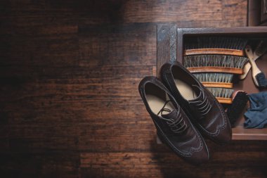 ahşap masa üzerinde parlayan ayakkabı için donatım