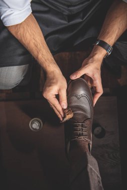 adam bir sünger ile deri brogues yıkama