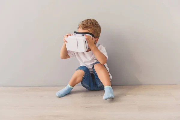 Menino usando dispositivo de realidade virtual em estúdio — Fotografia de Stock