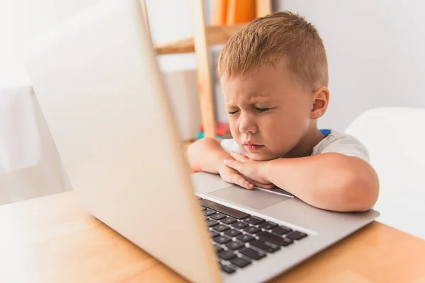 Menino bonito usando laptop em casa — Fotografia de Stock