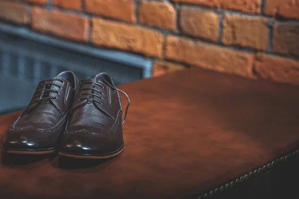Zwarte learher schoenen op een tafel — Stockfoto