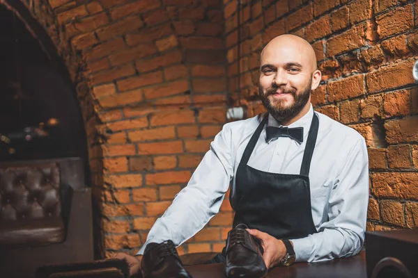 Glad skallig kille står med brogue — Stockfoto