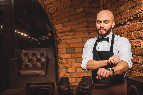 Schoenmaker beginnen werken binnenshuis — Stockfoto