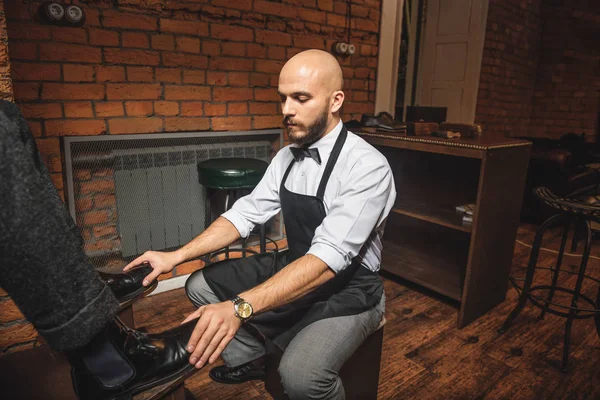 Calvo barbudo hombre preparándose para zapato brillo — Foto de Stock