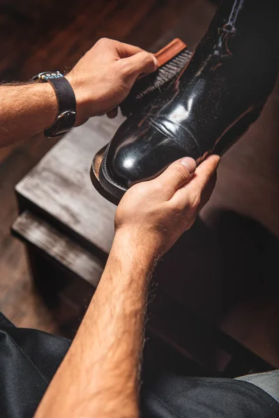 Man polishing a leather pair of brogues — Stock Photo, Image