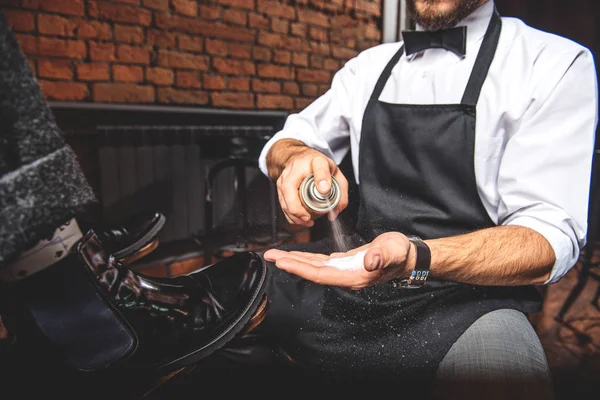 Artesano de lujo haciendo una espuma para la limpieza — Foto de Stock