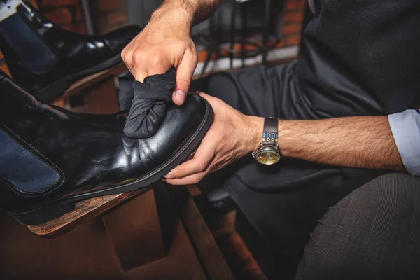 Old shoemaker cleansing the footwear — Stock Photo, Image