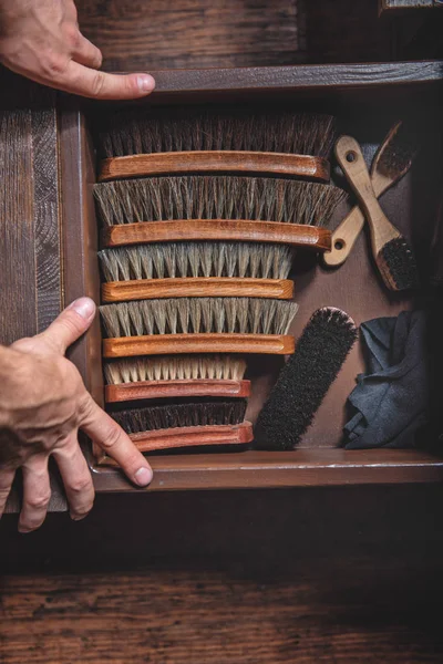 Cara escolher escova para sapato brilhando — Fotografia de Stock