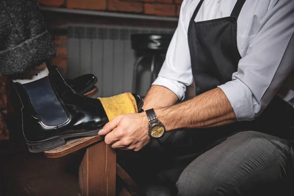 Handwerker reinigen die Lederschuhe von Hand — Stockfoto