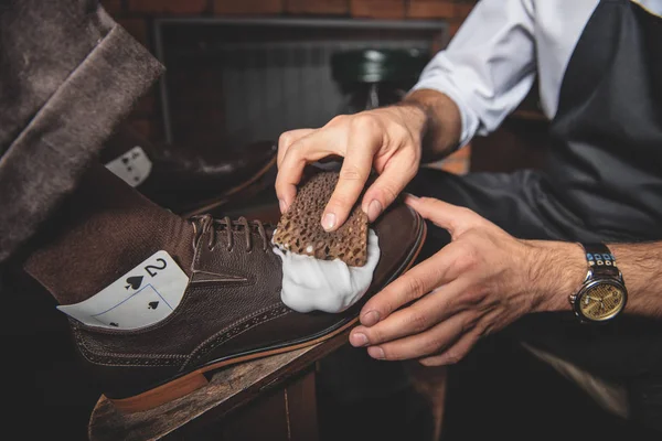 Sapato shiner aplicação de espuma na bota de couro — Fotografia de Stock