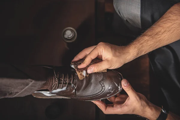 Manos masculinas limpiando el zapato — Foto de Stock