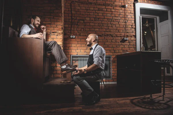 Feliz artesano discutiendo con el cliente — Foto de Stock