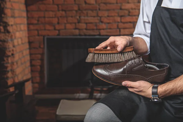 Enfoque selectivo en el zapato con cepillo en las manos del zapatero — Foto de Stock