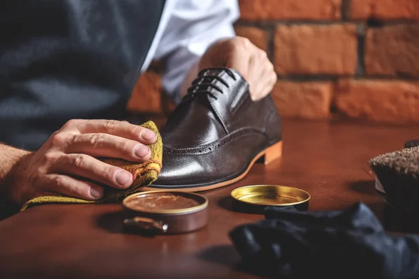 布で靴磨きの男 — ストック写真