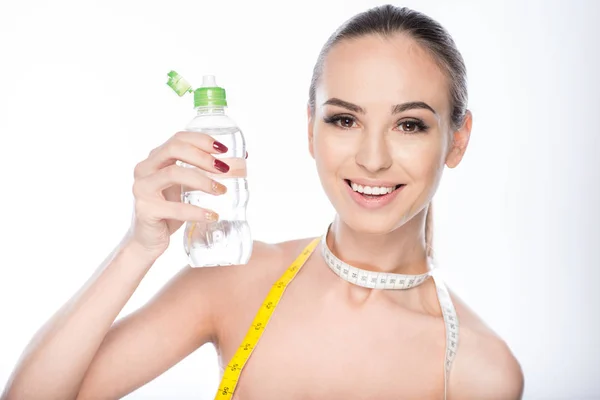 Joyful passen vrouw drinken van natuurlijke beberage — Stockfoto