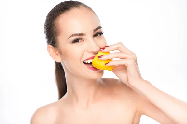 Mujer bonita disfrutando de fruta saludable — Foto de Stock