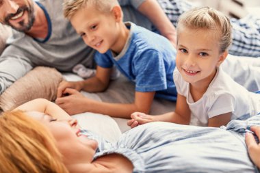 mutlu bir aile evde rahatlatıcı