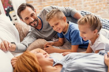 mutlu bir aile evde rahatlatıcı