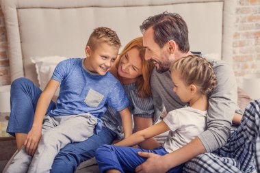 Mutlu aile evde yatakta yatıyordu