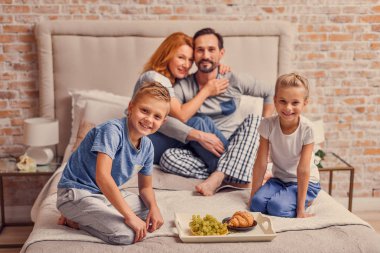 Mutlu aile evde yatakta yatıyordu