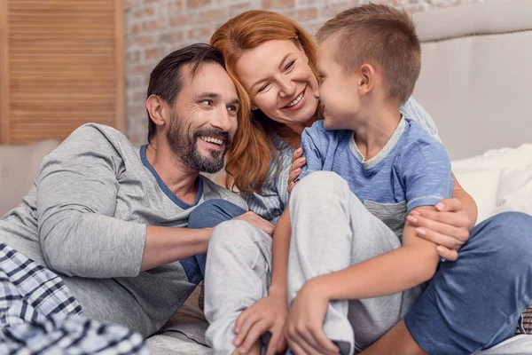 Gelukkige familie thuis ontspannen — Stockfoto