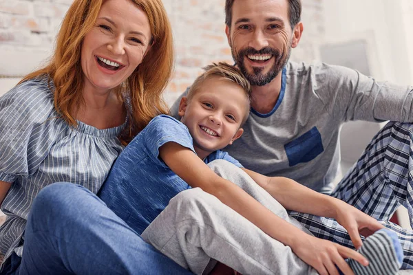 Família feliz relaxando em casa — Fotografia de Stock