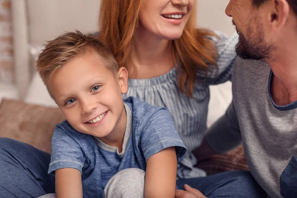 Familia feliz relajándose en casa —  Fotos de Stock