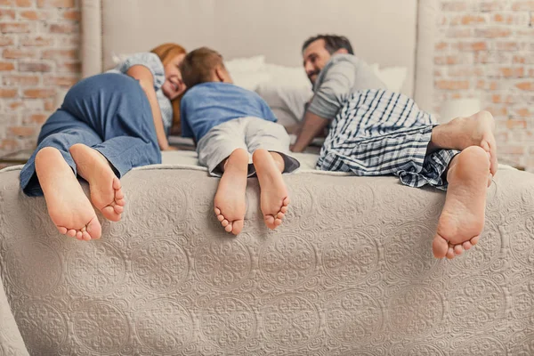 Familia feliz relajándose en casa — Foto de Stock