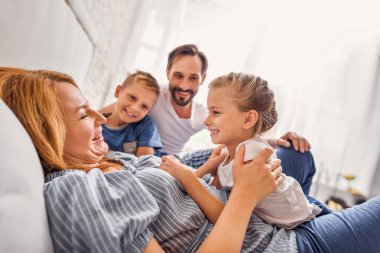 dört mutlu aile evde