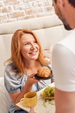 Çift evde kahvaltı yapıyor.