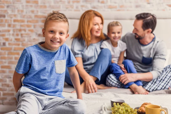 Familia feliz de cuatro en casa — Foto de Stock