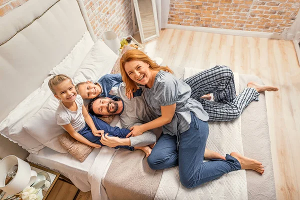 快乐的四人家庭在家里 — 图库照片